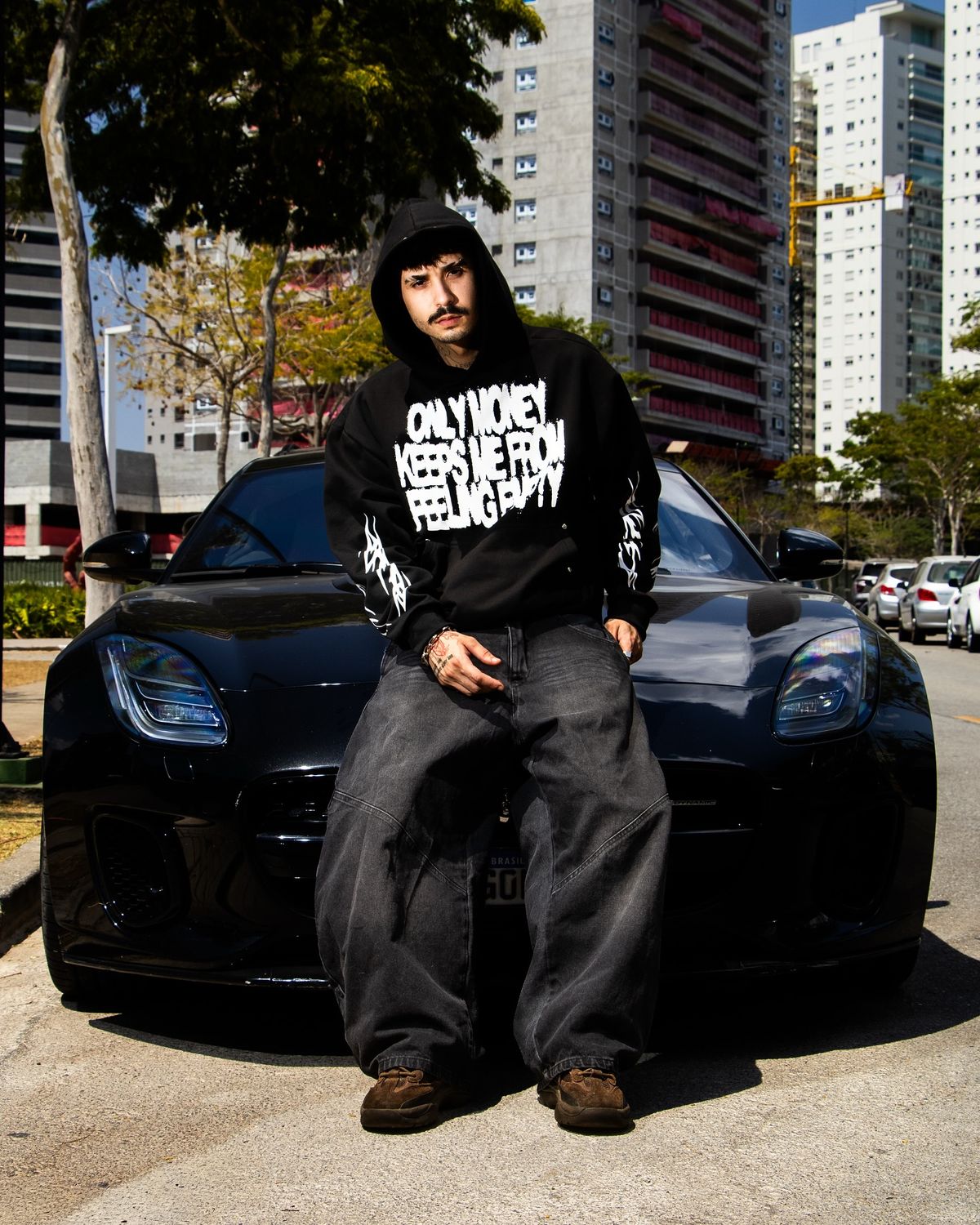 Editorial da Anny com carro esportivo