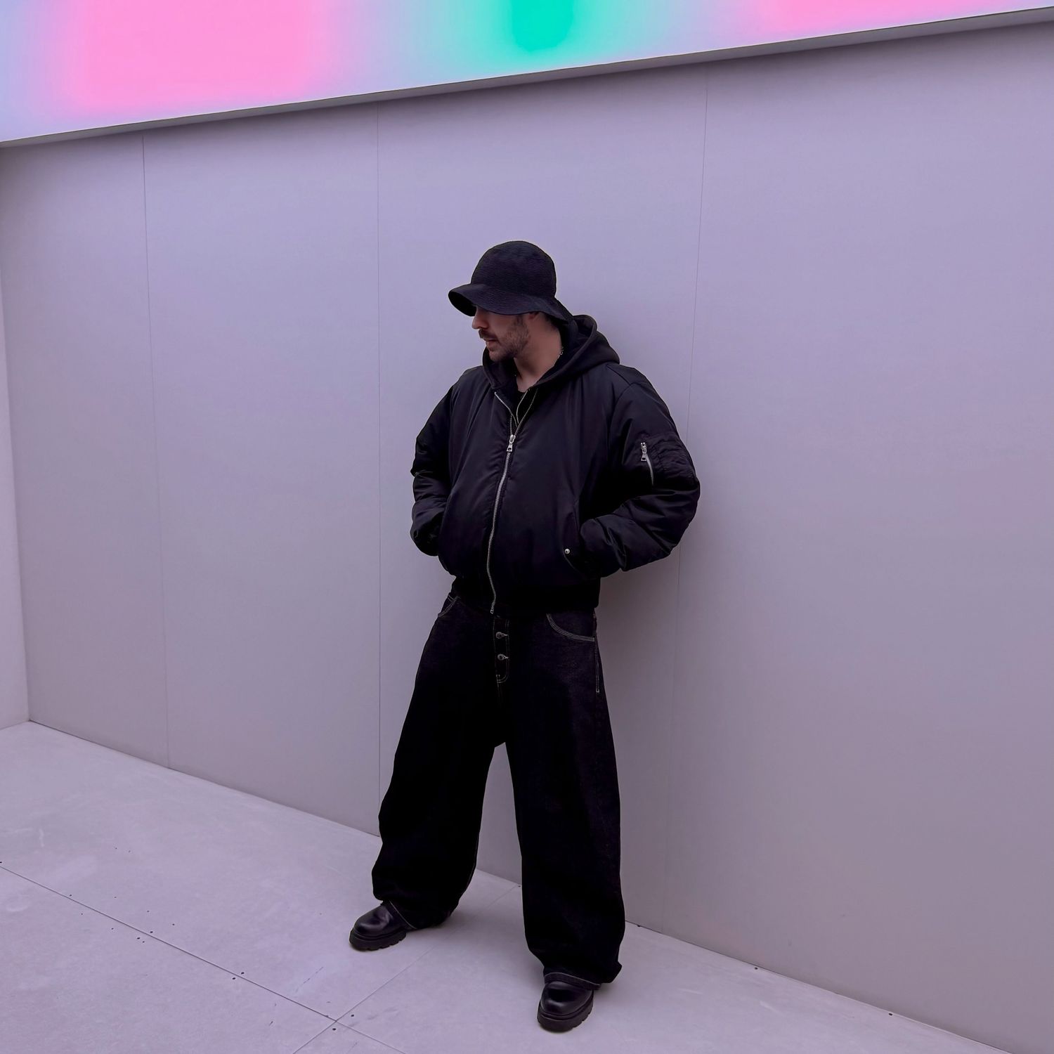 DJ Topo em look monocromático